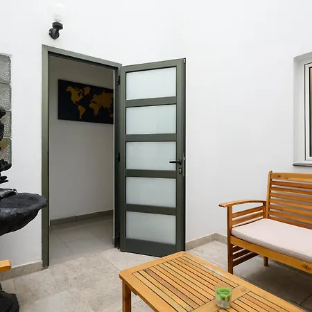 Hjs Plaza Suites Apartments I Апартаменты