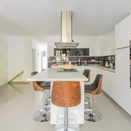 Hjs Plaza Suites Apartments I *